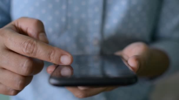 Detailní Prst Ženy Rolování Mobilní Smartphone Dotykový Displej Při Sledování — Stock video