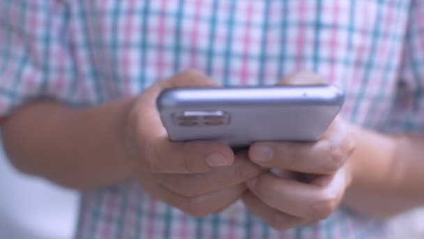 Egy Közeli Üzletasszony Sms Ezik Mobilon Irodán Kívül Beszélgetés Okostelefonon — Stock videók