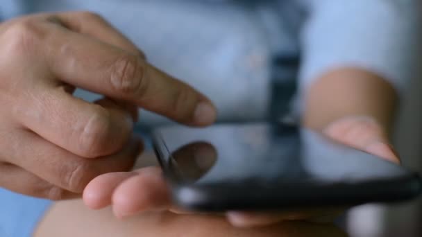 Κοντινό Δάχτυλο Της Γυναίκας Κύλιση Οθόνη Αφής Smartphone Ψώνια Απευθείας — Αρχείο Βίντεο