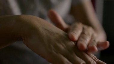 Kadın elinin bakımı. Geceleri cildine krem süren bir kadın. Ağrıyı dindirmek için tematik merhem şişkinliği ve iltihabı azaltır.. 