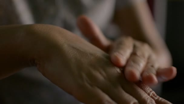 女性的手在乎 晚上在手上的皮肤上涂上护肤霜 局部药膏止痛 — 图库视频影像