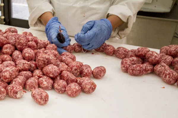 Hands at work in butchery — Stock Photo, Image