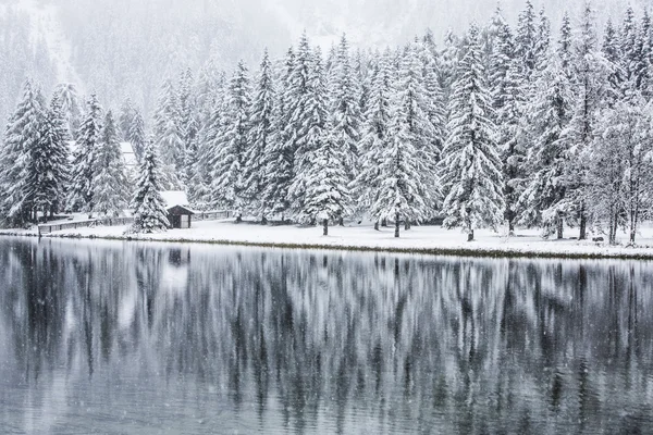 Lago Braies, Dolomiti — Fotografia de Stock