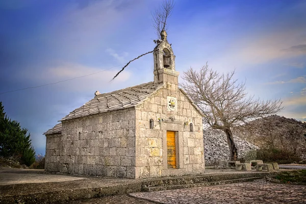 Old Dalmatian stone church with blue sky — Stock Photo, Image