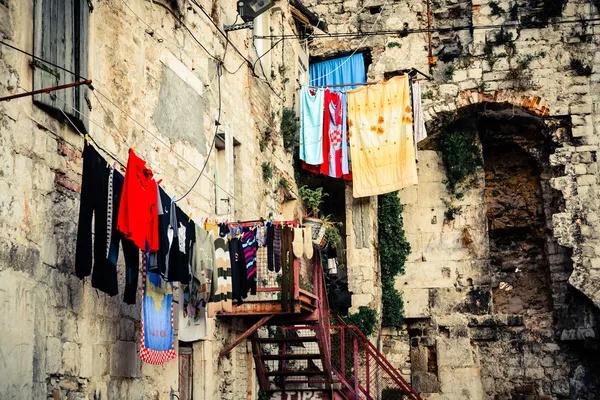 Cenário na parte antiga da cidade mostrando dia de lavanderia — Fotografia de Stock