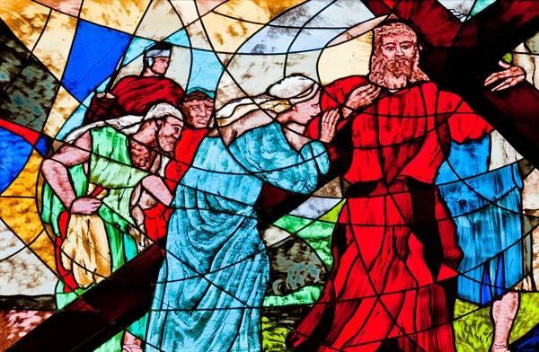 Запятнанное стекло, показывающее Иисуса несущего крест — стоковое фото