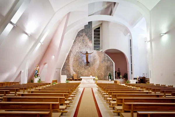 Grande interno della chiesa moderna — Foto Stock