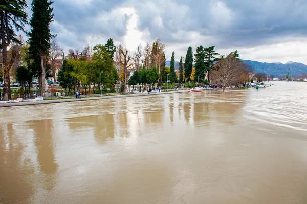 Il fiume sale al livello pericoloso — Foto Stock