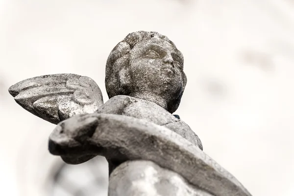고립 된 천사 조각상 — 스톡 사진