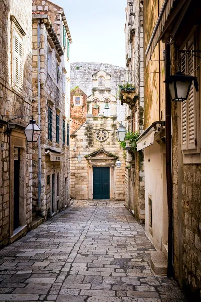 Calle estrecha dentro del casco antiguo de Dubrovnik — Foto de Stock