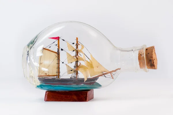 Navio em miniatura dentro de uma garrafa — Fotografia de Stock