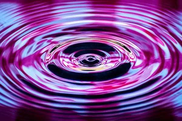 Water waves caused by water droplets — Stock Photo, Image