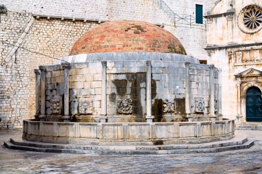 Dubrovnik'in tarihi şehir içinde eski Rönesans Çeşmesi