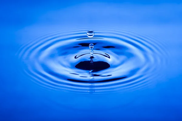 Water waves caused by falling droplets — Stock Photo, Image