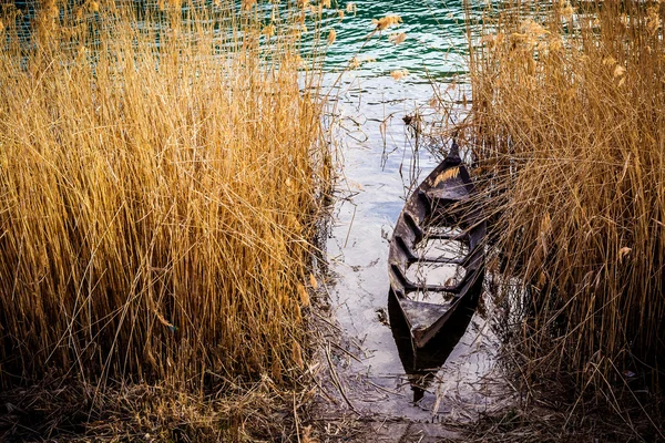 一艘小渔船在沼泽 — 图库照片