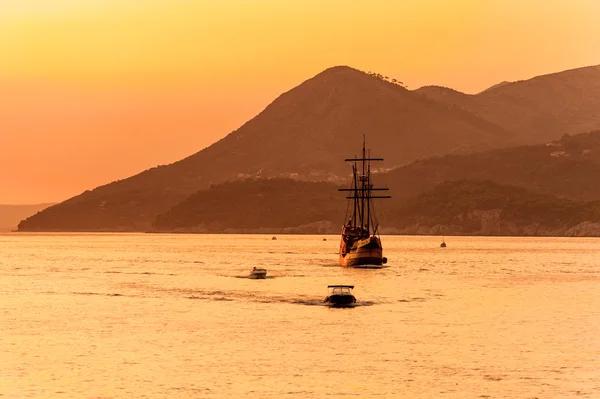 Medeltida segelfartyg i solnedgången — Stockfoto