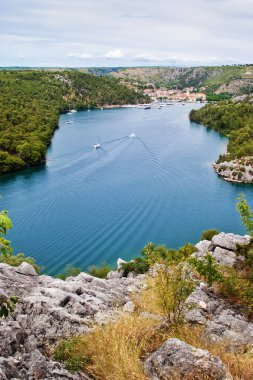 Dalmaçyalı şehir skardin ve bay önünde onu ve kayaların ön planda.