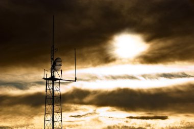 Kıyamet gökyüzü bulutlar dramatik ve radyo anten. Kıyamet günü anımsatan bir sahne.