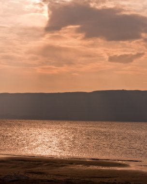 Sunset hills ve bulutlar ile kum plaj