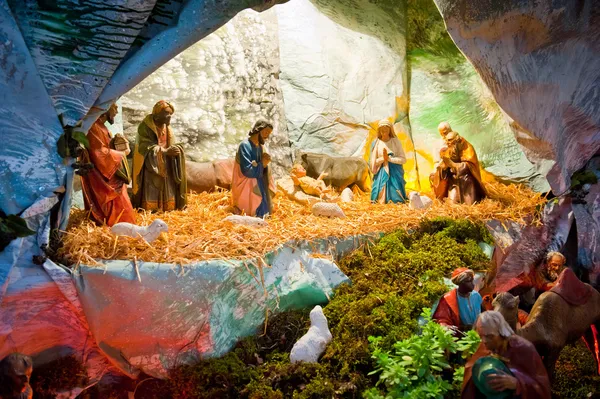 Традиционное рождественское представление о рождении Иисуса, сделанное из маленьких фигурок — стоковое фото