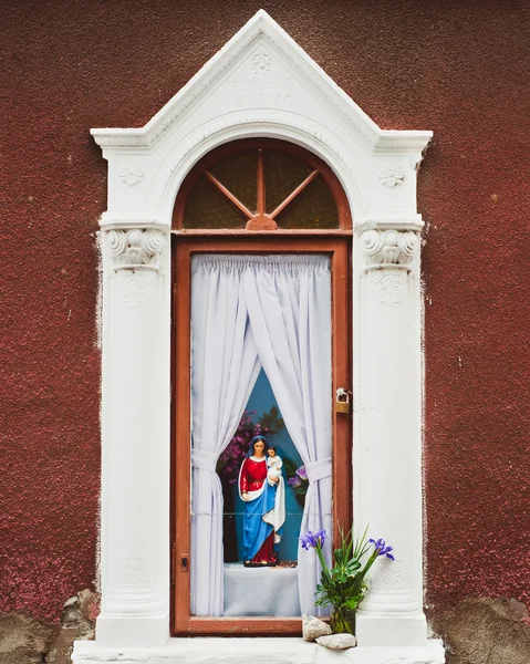 Postava Panny Marie držící Ježíše v venkovní svatyně — Stock fotografie