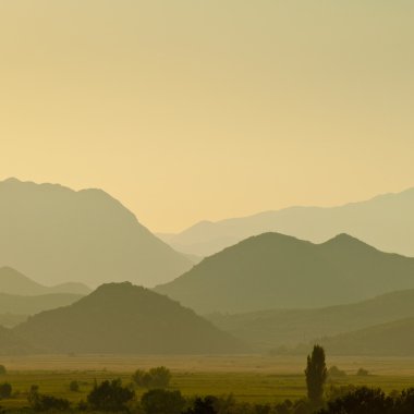 vadi boyunca sabah sis içinde uzak tepeleri