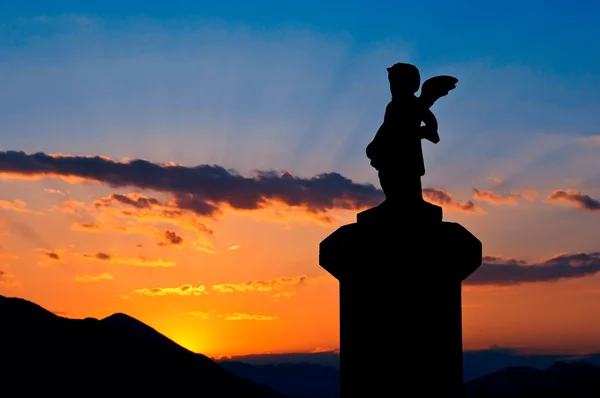 Statue silhouette au coucher du soleil — Photo