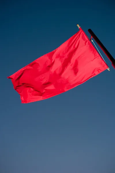 红色旗在风 — 图库照片