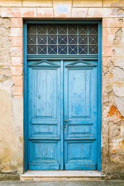 Alte rustikale Holztüren in blau lackiert — Stockfoto