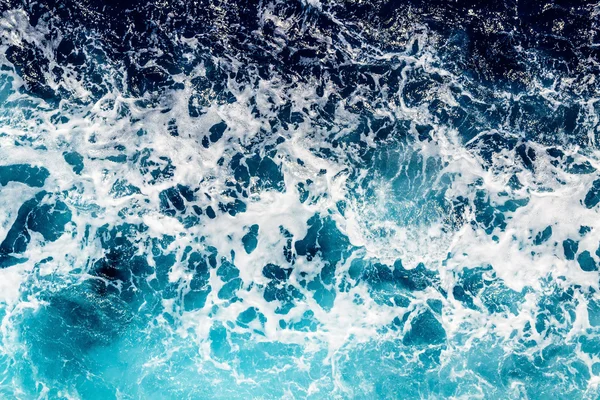 Água do mar azul profundo com spray — Fotografia de Stock