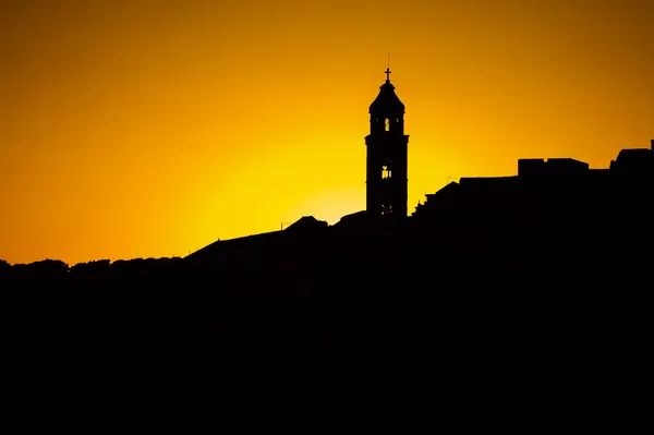 A silhueta dos telhados da cidade e torre sineira da igreja em Dub — Fotografia de Stock