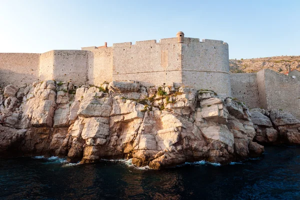 Uitzicht vanaf de open zee naar de defensieve stadsmuren van dubrovnik — Stockfoto