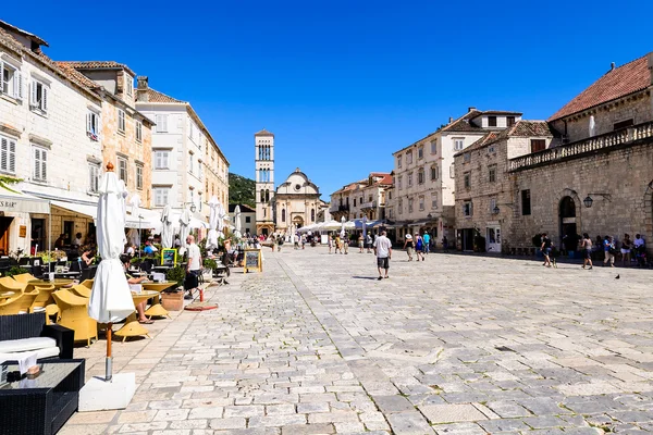 Place principale de la vieille ville de Hvar sur l'île de Hvar en Croatie — Photo