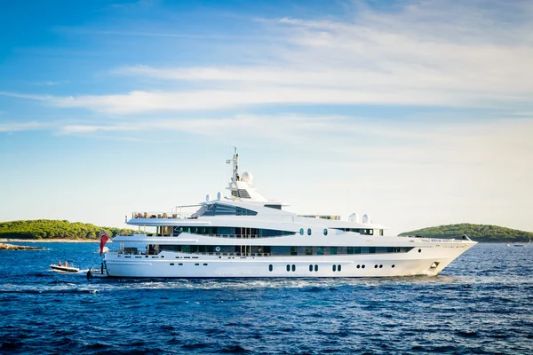 Luksusowy jacht zakotwiczone w pięknej zatoce w und Morze Adriatyckie — Zdjęcie stockowe