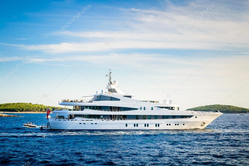 Yacht di lusso ancorato in una splendida baia nel Mare Adriatico und