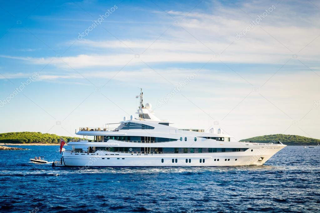 Luxury yacht anchored in a beautiful bay in the Adriatic Sea und