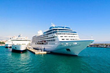 Dev cruise gemi limana demirledi