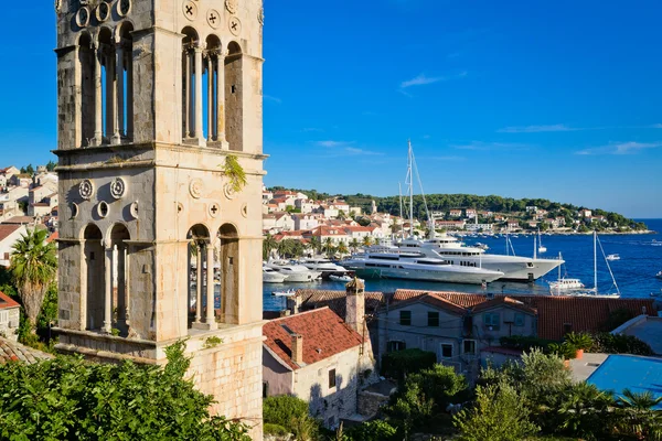 View of the bay with yachts on the island of Hvar in Croatia — Stock Photo, Image