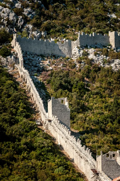 Oude verdedigingsmuur op de heuvel naast ston in Kroatië — Stockfoto