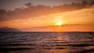 sıcak gün batımı ve bulutlu gökyüzü güney Hırvatistan
