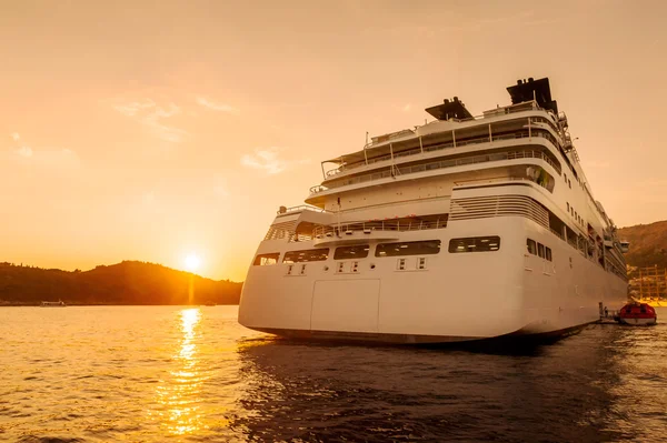 Cruise ship anchored in the Adriatic Sea near Dubrovnik — Stock Photo, Image