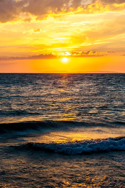Pôr-do-sol quente e ondas no mar no sul da Croácia — Fotografia de Stock