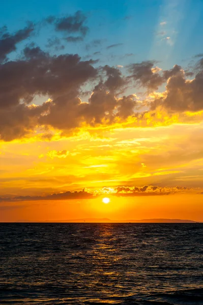 sıcak gün batımı ve bulutlu gökyüzü güney Hırvatistan