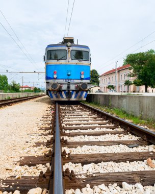 Elektrikli tren tren istasyonuna Doğu Avrupa, Hırvatistan.