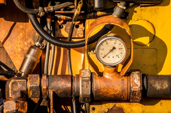 Close-up van vuile hydraulische machine met druk klok. Horizon — Stockfoto