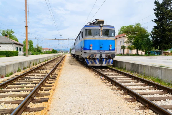 Elektrikli tren tren istasyonuna Doğu Avrupa, Hırvatistan.