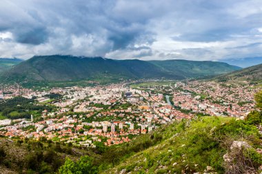 yüksek görünümünden Hersek'teki mostar kenti üzerinde
