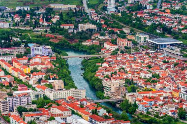 Şehir merkezindeki bir Bosna ve Hersek'teki Mostar havadan görünümü.