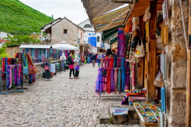 turistler dükkanlar dolu bir sokak yürüyün