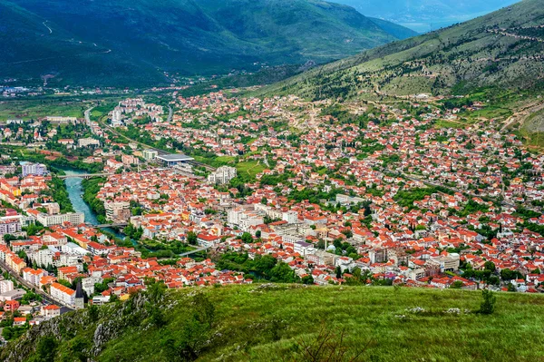 Pohled z vysoké na město mostar v Hercegovině — Stock fotografie